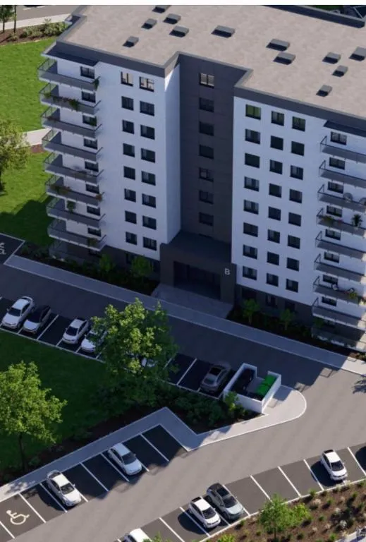 Widok z lotu ptaka na budynek apartamentowca przy ulicy Hutniczej w Bolesławcu