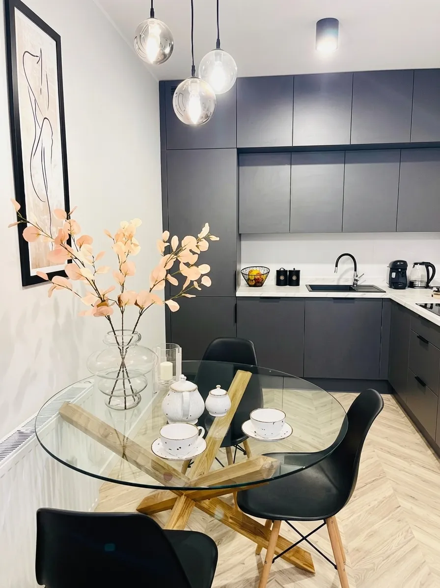 Jadalnia i aneks kuchenny w Apartamencie Staroszkolna