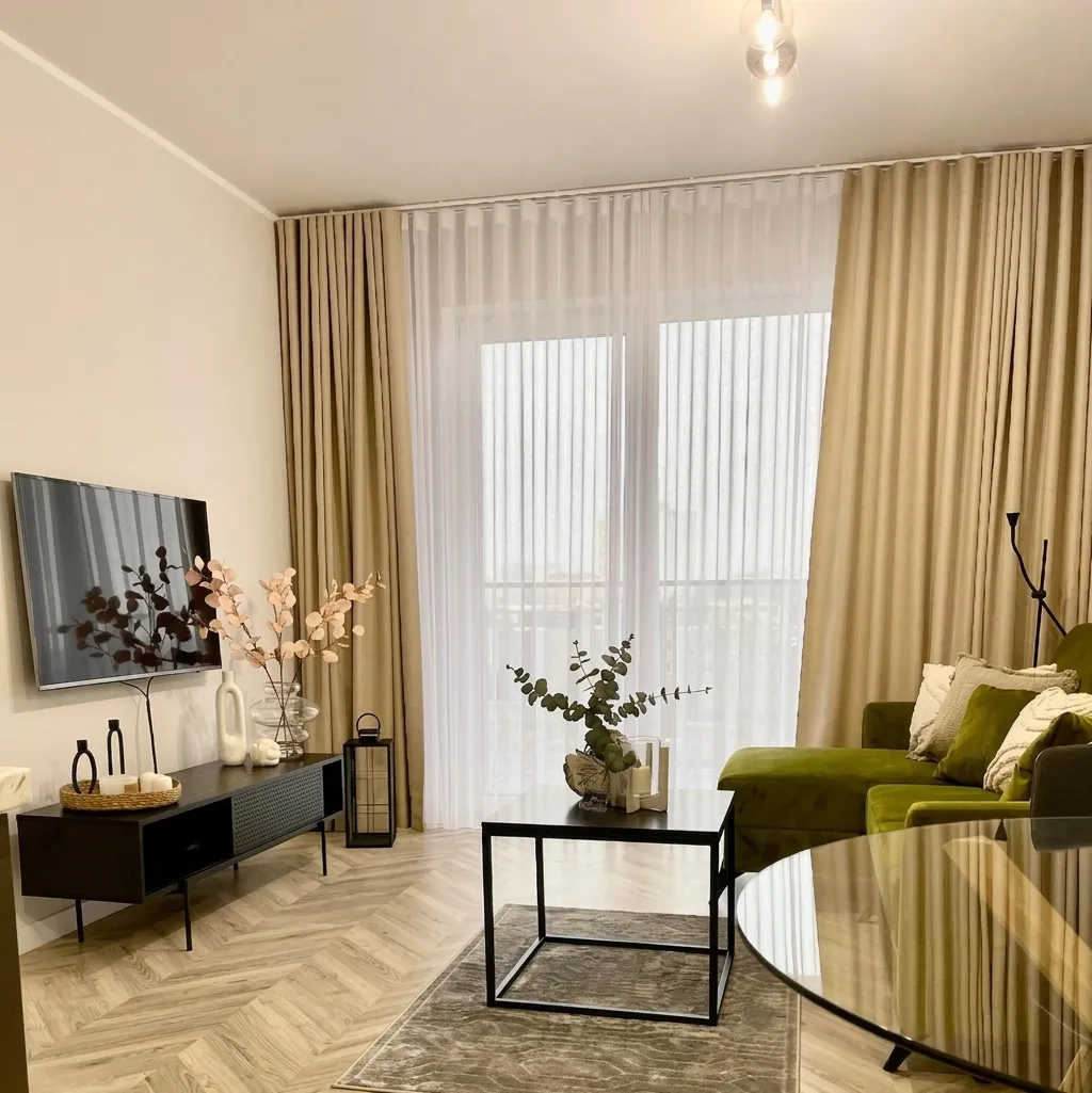 Salon z telewizorem w Apartamencie Staroszkolna