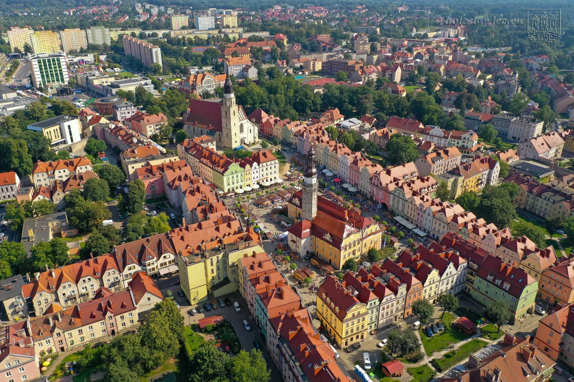 Zabytkowy rynek i ratusz w Bolesławcu